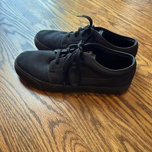 BLACK MEN'S NIKE SB CHARGE SNEAKERS SIZE
10.5 GOOD TO FAIR CONDITION